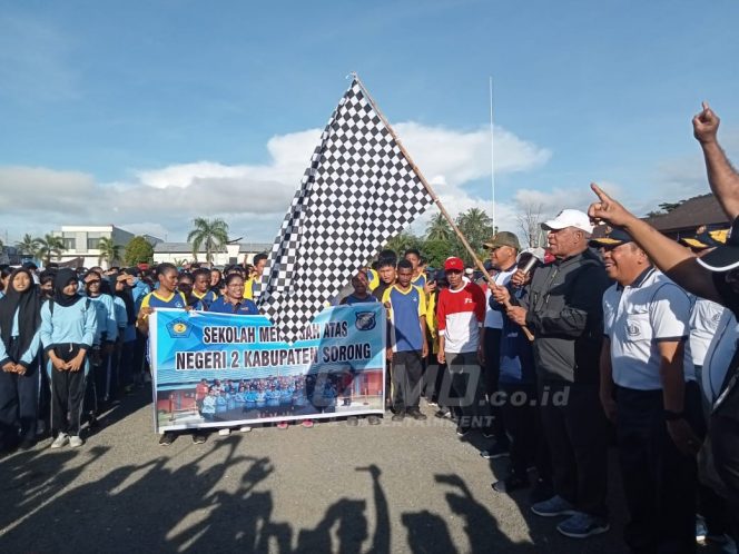 
 Sambut Hari Sumpah Pemuda Pj Gubernur PB Lepas Peserta Jalan Sehat di Sorong