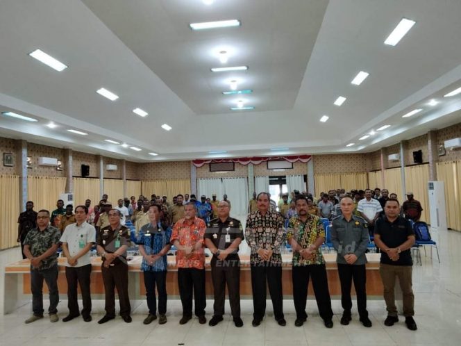 
 Kejati Papua Barat Sosialisasikan Program Binmatkum Kepada Perangkat Kampung di Teluk Wondama