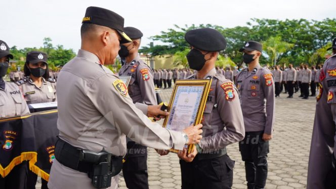 
 Kapolda Papua Barat Berikan Penghargaan Kepada 6 Personil Berprestasi