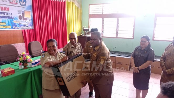 
 Pemkab Manokwari  Beri Bantuan 20 unit Komputer di SMP YPK 1 dan 2 Manokwari