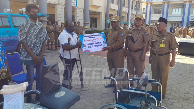 
 Bupati Manokwari Serahkan Bantuan Bagi Penyandang Disabilitas dan  Beasiswa 262 Mahasiswa