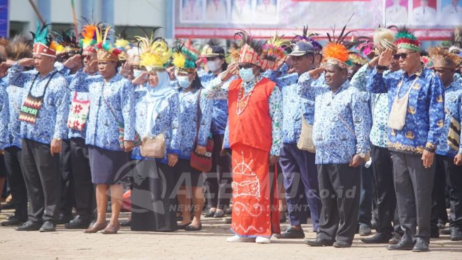 
 Unik, Peserta Upacara Peringatan HUT Manokwari Ke-124 Kenakan Noken dan Mahkota