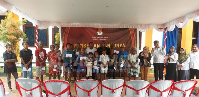 
 Berbagi Kasih, KPU Papua Barat Santuni Anak Yatim di Lingkungan  Kantor