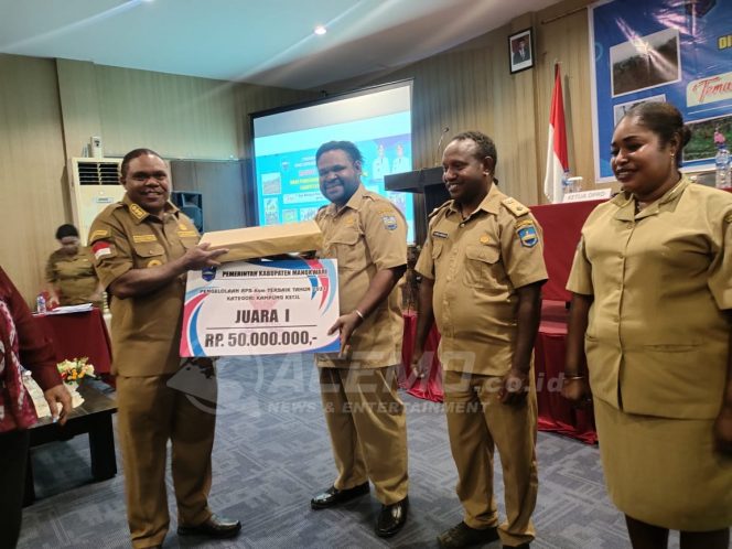 
 DPMK Manokwari Beri Hadiah Bagi Kampung Pengelola Terbaik APBKAM 2021