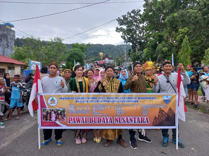 
 Tampilkan Ragam Seni, Ikaswara Manokwari Ramaikan Pawai Budaya Religi HUT PI