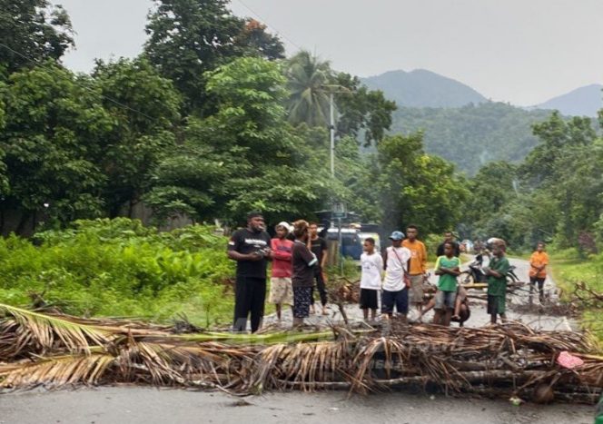
 Setelah Tertahan 20 Jam Akhirnya Palang Jalan Di Kampung Mupi Dibuka