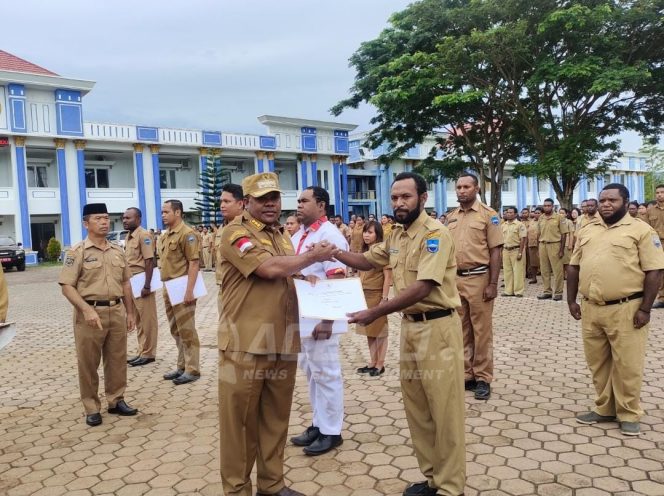 
 Serahkan STTPL Kepada 570 CPNS, Bupati Hermus Pesan Jadilah ASN Berprestasi
