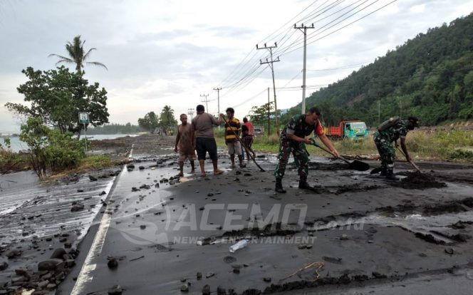
 Babinsa Bantu Bersihkan Material Yang Menumpuk Di Jalan Akibat Abrasi Pantai Maruni