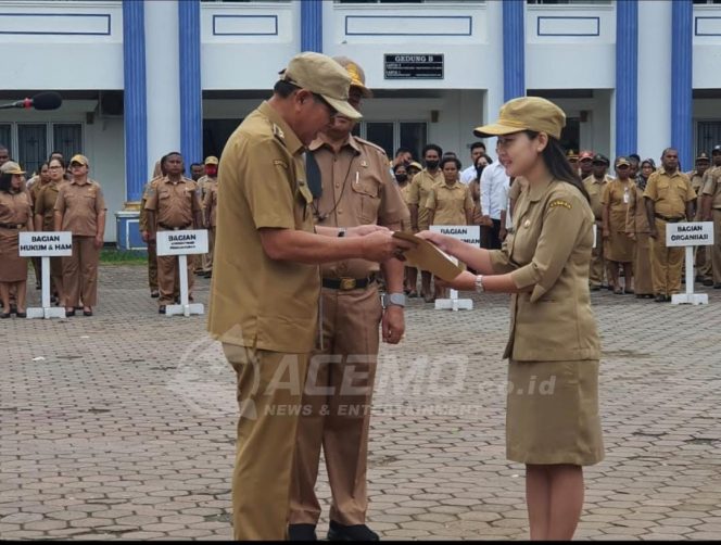 
 Wakil Bupati Manokwari Serahkan SK Kenaikan Pangkat Bagi 346 ASN
