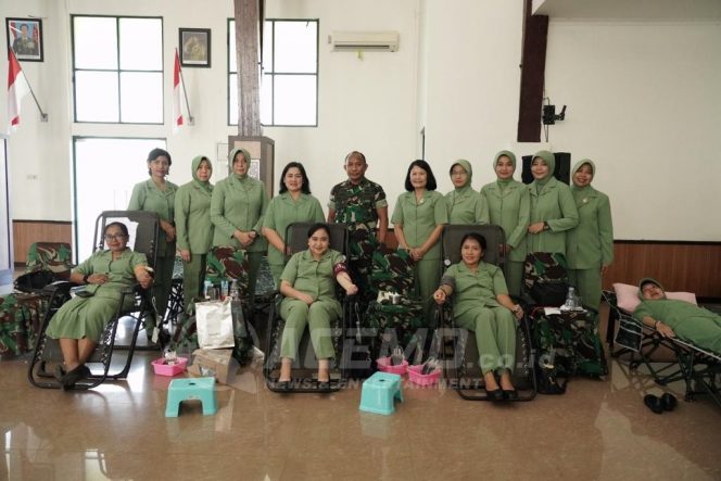 
 Sambut HUT ke-77 Persit KCK PD XVIII/Kasuari Gelar Donor Darah dan Anjangsana