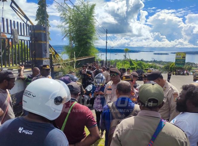 
 Tak Diakomodir Sebagai Bacaleg PDIP, Kantor Bupati Manokwari Dipalang