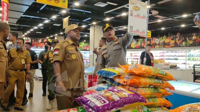 
 Pastikan Stabilisasi Harga Bapok, Bupati Manokwari dan TPID Sidak Ke Supermarket