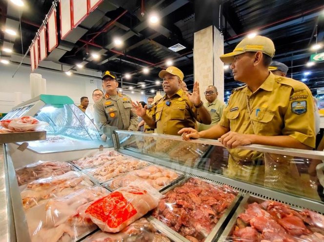
 Daging Tidak Steril Ditemukan Dijual Di Supermaket, Bupati Hermus Beri Teguran Keras