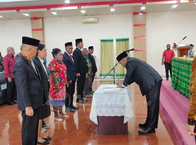 
 Lantik Panlihwas Anggota MRPB, Bupati Hermus: Perwakilan Manokwari Dari Arfak dan Doberai