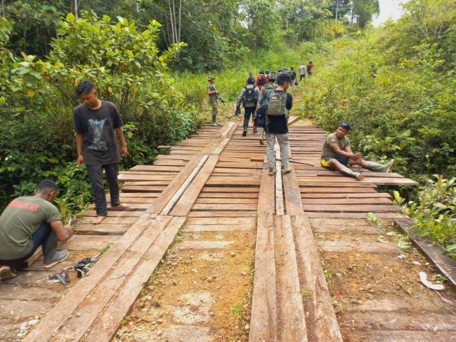 
 Satgas Petik Bintang Perbaiki Jembatan Kampung Ayata Yang Dirusak Oleh KKB