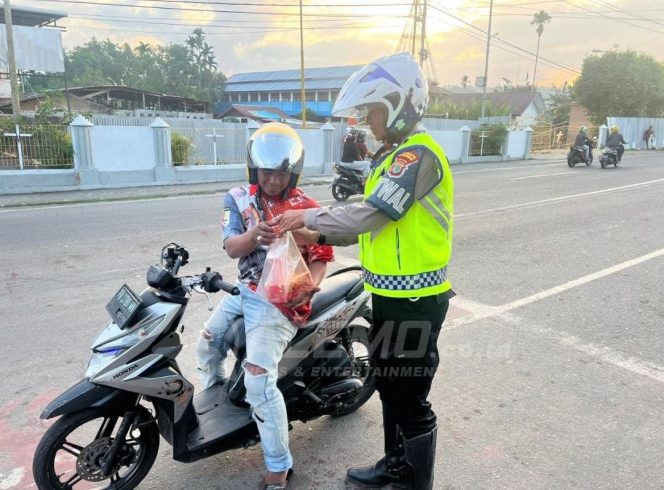 
 Satlantas Polresta Manokwari Imbau Tertib Berlalu Lintas Lewat Bagi-Bagi Takjil