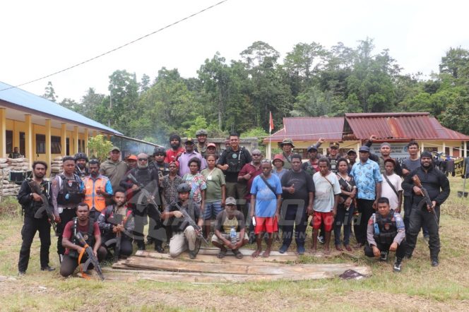 
 Satgas Petik Bintang Polda Papua Barat Bantu Pemulangan Pengungsi Maybrat