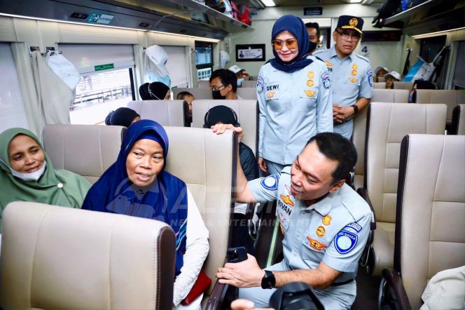 
 Direktur Utama Jasa Raharja, Rivan A. Purwantono tampak berbincang dengan penumpang KA yang hendak mudik ke kampung halaman. (Foto : Humas Jasa Raharja)