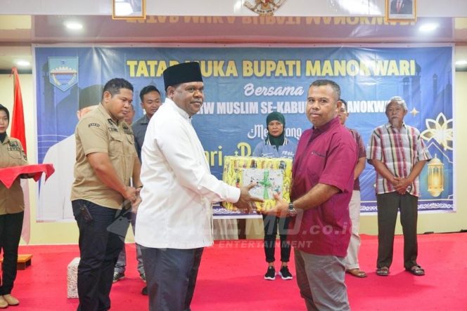 
 Apresiasi Kinerja Ketua RT/RW Muslim, Bupati Manokwari Beri Bingkisan Lebaran