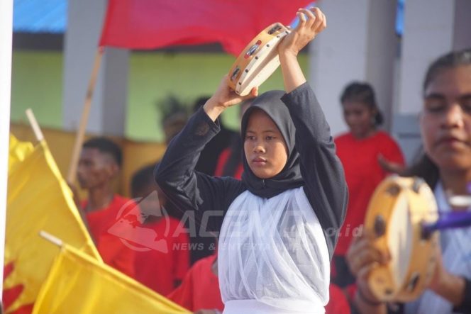 
 Bupati Manokwari Apresiasi Penari Tamborin Dan Paduan Suara Yang Menunjukan Toleransi Beragama