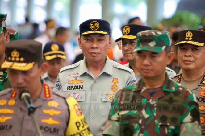 
 Rivan A. Purwantono Bersama Menhub dan Kapolri Tinjau Pelaksanaan Mudik di Stasiun Pasar Senen
