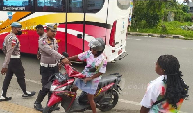 
 Konvoi Kelulusan SMA, Satlantas Polresta Manokwari Tilang 10 Kendaraan Pelajar