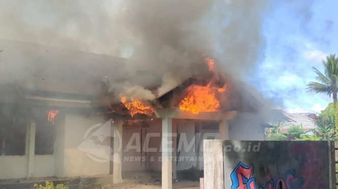 
 Mess Pegawai KKP Manokwari Di Jalan Bandung Dilalap Si Jago Merah