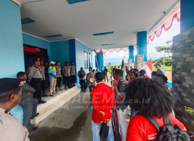 
 Puluhan Mahasiswa Demo Di Kantor DPR Papua Barat, Ini Aspirasinya !!