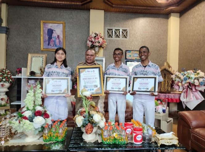 
 Tiga Pelajar Manokwari Kembali Dari Amerika, Bupati Hermus Harap Berbagi Ilmu Yang di Dapat