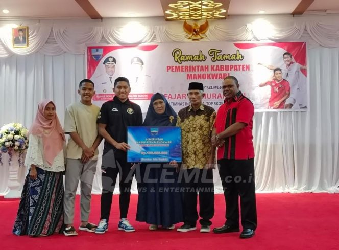 
 Apresiasi Prestasi Fajar Faturrahman Bupati Manokwari Beri Bonus Rp 100 Juta