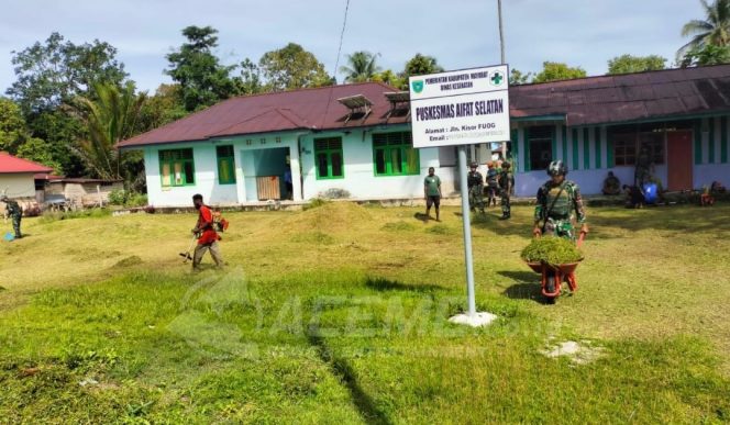
 Satgas Yonif 133/YS dan Masyarakat Bersihkan Puskesmas Aifat Selatan