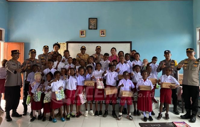 
 Polres Pegaf Salurkan Bantuan Sepatu dan Alat Tulis Bagi Siswa Sekolah Dasar