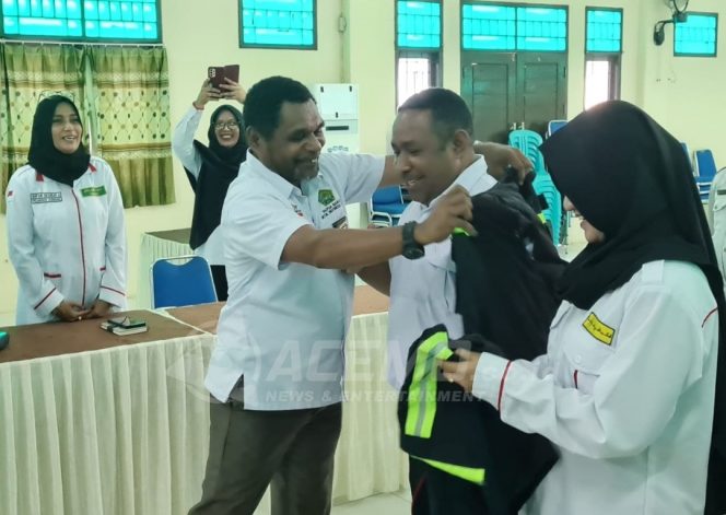 
 Lepas Petugas Haji Papua Barat, Ini Pesan Kakanwil Kemenag Luksen Jems Mayor