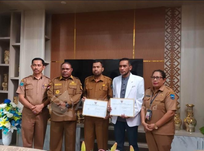 
 Bupati Hermus Serahkan SK Plt Direktur RSUD Manokwari Dan Kepala BPKAD