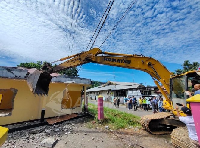 
 Pemkab Manokwari Bongkar Bangunan Sekitar Borasi Tandai Awal Pembangunan RTP
