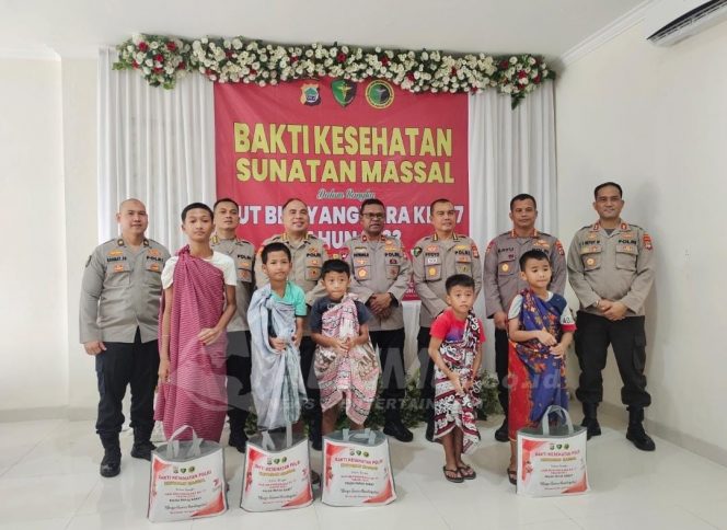 
 Jelang HUT Bhayangkara ke-77, Polda Papua Barat Gelar Sunat Massal