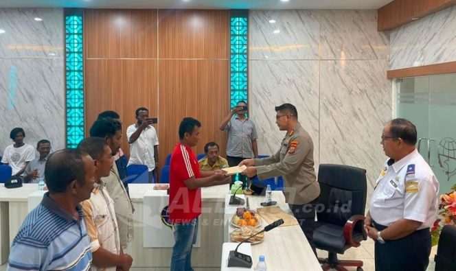 
 Polresta Manokwari Gandeng KSOP Serahkan Sertifikat E-Pas Bagi 56 Nelayan
