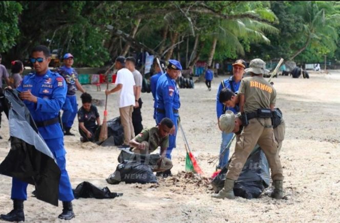 
 Sambut HUT Bhayangkara ke-77, Polresta Manokwari Bersihkan Pantai Pasir Putih