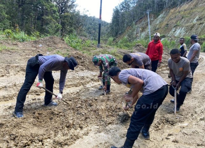 
 Polres Pegaf Gelar Baksos Pembersihan Longsor Jelang HUT Bhayangkara ke-77