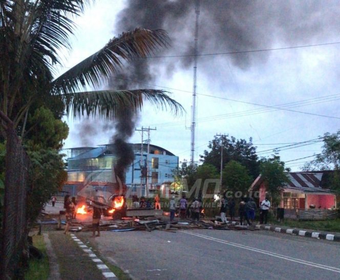 
 Warga Palang Jalan Rendani Akibat Laka Lantas Yang Menewaskan 1 Orang