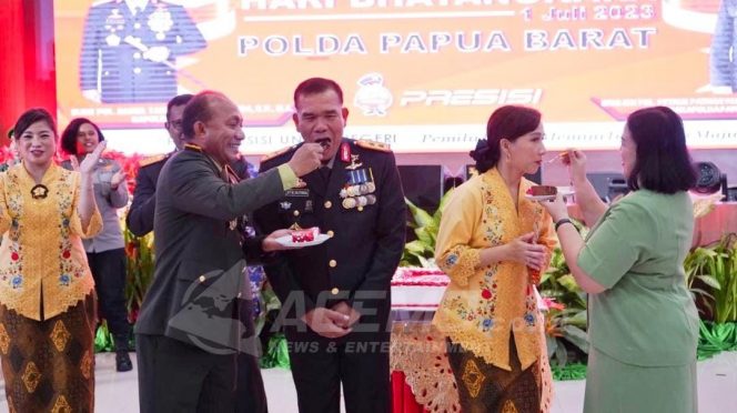 
 Pangdam XVIII/Kasuari Beri Surprise di HUT Bhayangkara ke-77