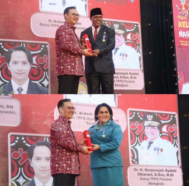 
 Bupati Manokwari Dan Ketua TP PKK Terima Penghargaan BKKBN Atas Komiten Dukung Program Kesejahtraan Keluarga