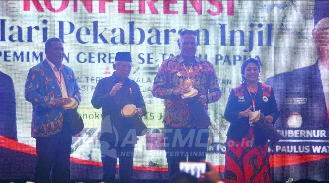 
 Wapres Ma’aruf Amin Buka Konferensi HPI ke-168, Serahkan Bantuan ke 4 Pimpinan Agama
