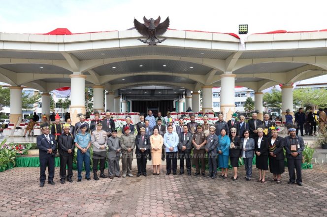 
 Pj. Sekda Papua Barat Pimpin Upacara Peringati Hari Pendidikan Nasional di Manokwari