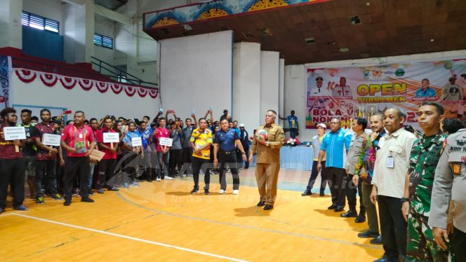 
 Pukulan Servis Pj. Gubernur Waterpauw Resmi Buka Open Turnamen Bola Voli Noken Cup 2023