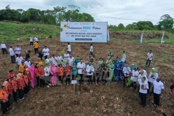 
 Pj. Gubernur Papua Barat Pimpin Gerakan Penanaman 1000 Pohon dari Susweni