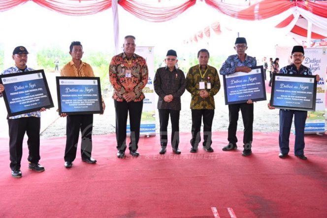 
 Dedikasi Untuk Negeri: Wapres Serahkan Program Sosial BI di Lahan Replanting Sawit Manokwari