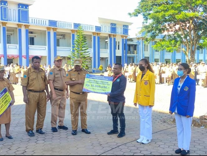 
 Pemkab Manokwari Salurkan Bantuan Pendidikan Tahap 1 Senilai 1,3 Milyar