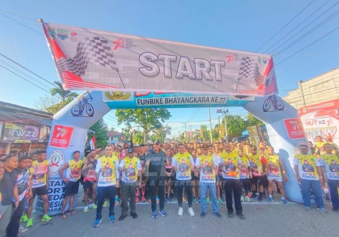 
 Pj. Gubernur Paulus Waterpauw Lepas Peserta Lomba Lari 10K Meriahkan HUT RI Ke -78
