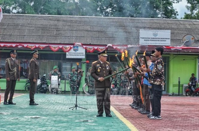 
 Kajati Harli Siregar Pimpin Upacara Taptu dan Lepas Pawai Obor HUT Ke-78 RI